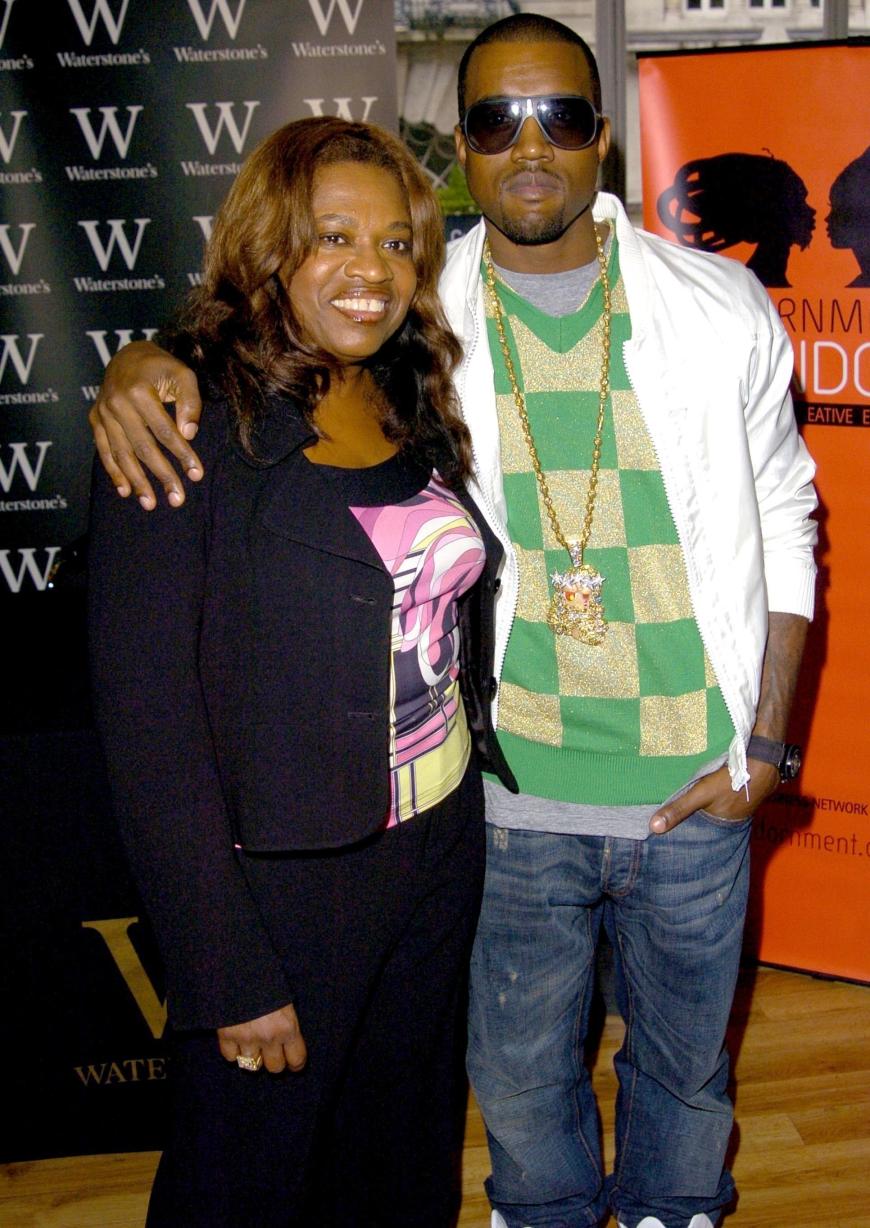 Donda West starb 2007 nach einer Schönheits-Operation. Kanye West soll sich die Schuld am Tod seiner Mutter geben.