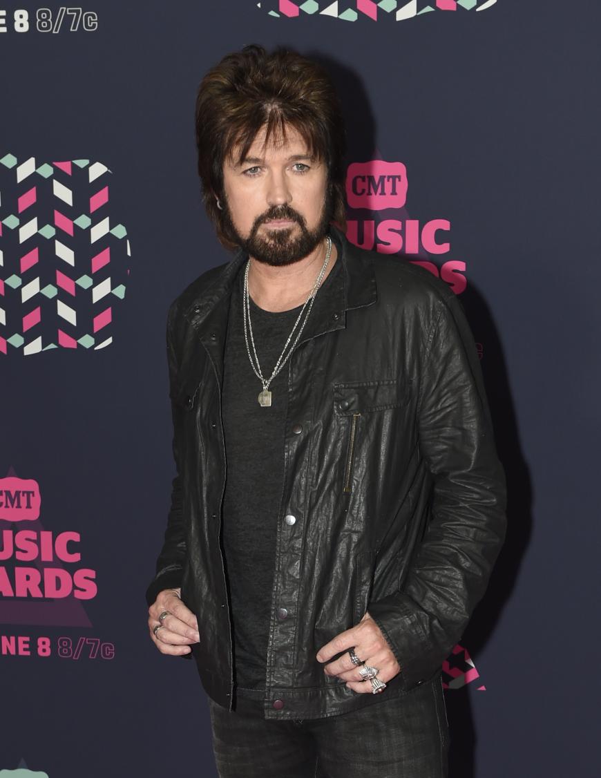 Billy Ray Cyrus spricht über Miley Cyrus und Liam Hemsworth.