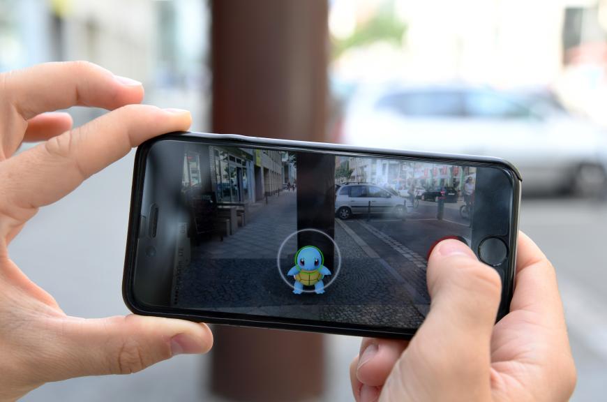 Ganz Deutschland ist im Pokémon-Fieber! Überall gehen die Leute auf die Jagd nach den kleinen Kampftierchen.