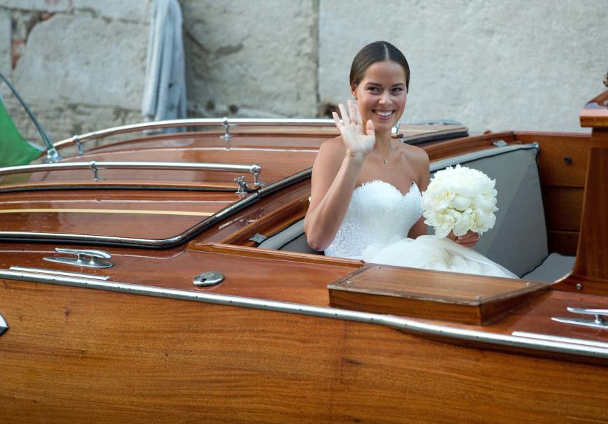 Wunderschöne Braut: Ana Ivanovic trug ein maßgeschneidertes, schulterfreies, mit Federn, Spitze und Perlen besticktes Kleid mit meterlanger Schleppe des edlen Labels Suzie Turner Couture mit Sitz in London.