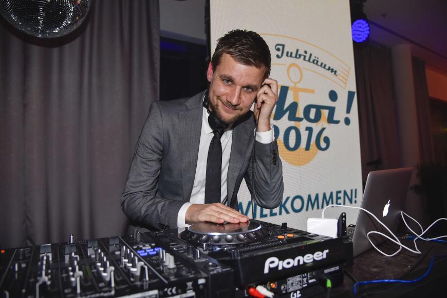 Zum Glück will er nicht hauptberuflich DJ werden, sondern Notfallsanitäter.