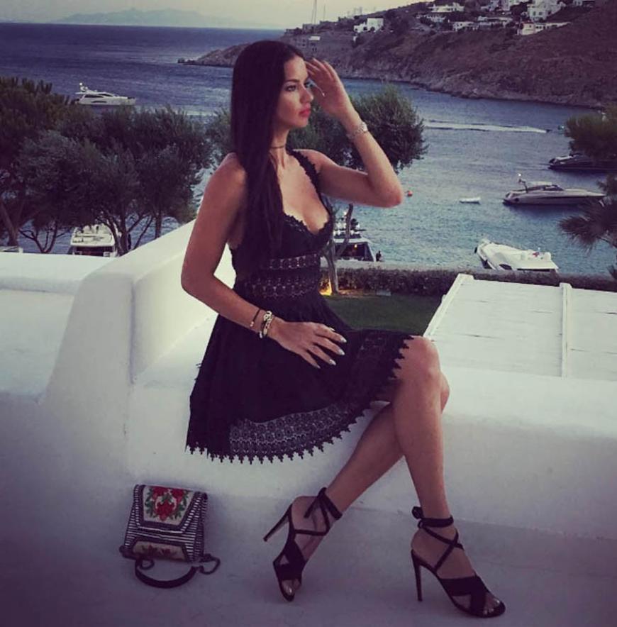 Frisur, Lipstick, Dekoletté und Haare sitzen: Adriana Lima tut alles für den perfekt inszenierten Urlaubs-