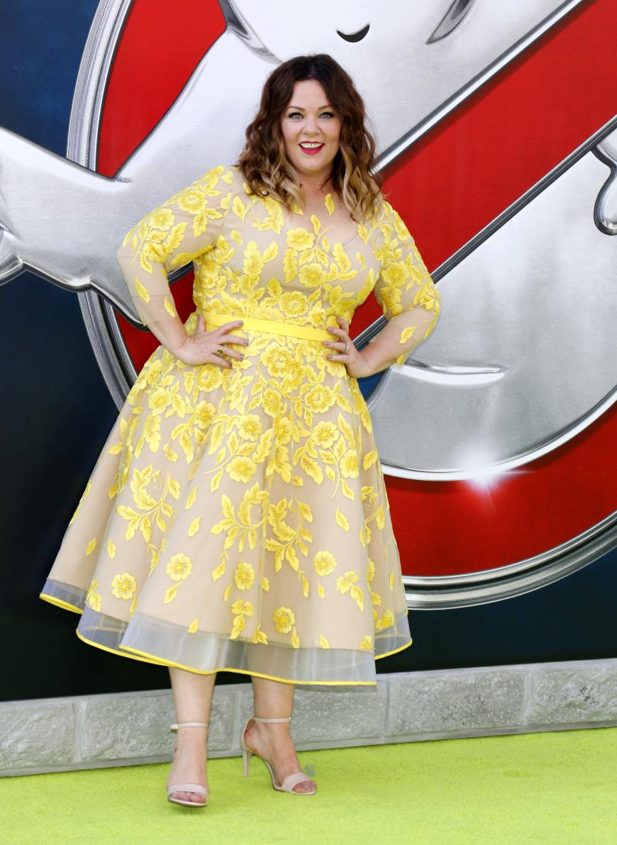 Sommer, Sonne, Sonnenschein und ziemlich gute Laune versprüht Melissa McCarthy mit ihrem Kleid im Petticoat-Stil. Die knallig gelben Blumenverzierungen auf transparentem Stoff sehen einfach toll aus!