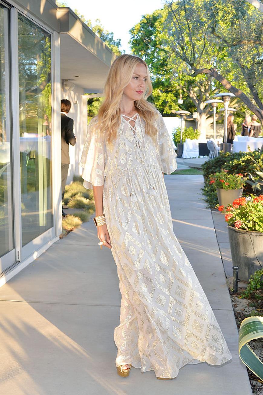 Eigentlich sieht Rachel Zoe ja irgendwie immer recht gleich aus. Dieses wallende Hippie-Kleid mit goldenem Print und Schnürung am Dekolleté sieht aber so schön sommerlich aus, dass wir es unbedingt in unsere Top Look aufnehmen mussten.