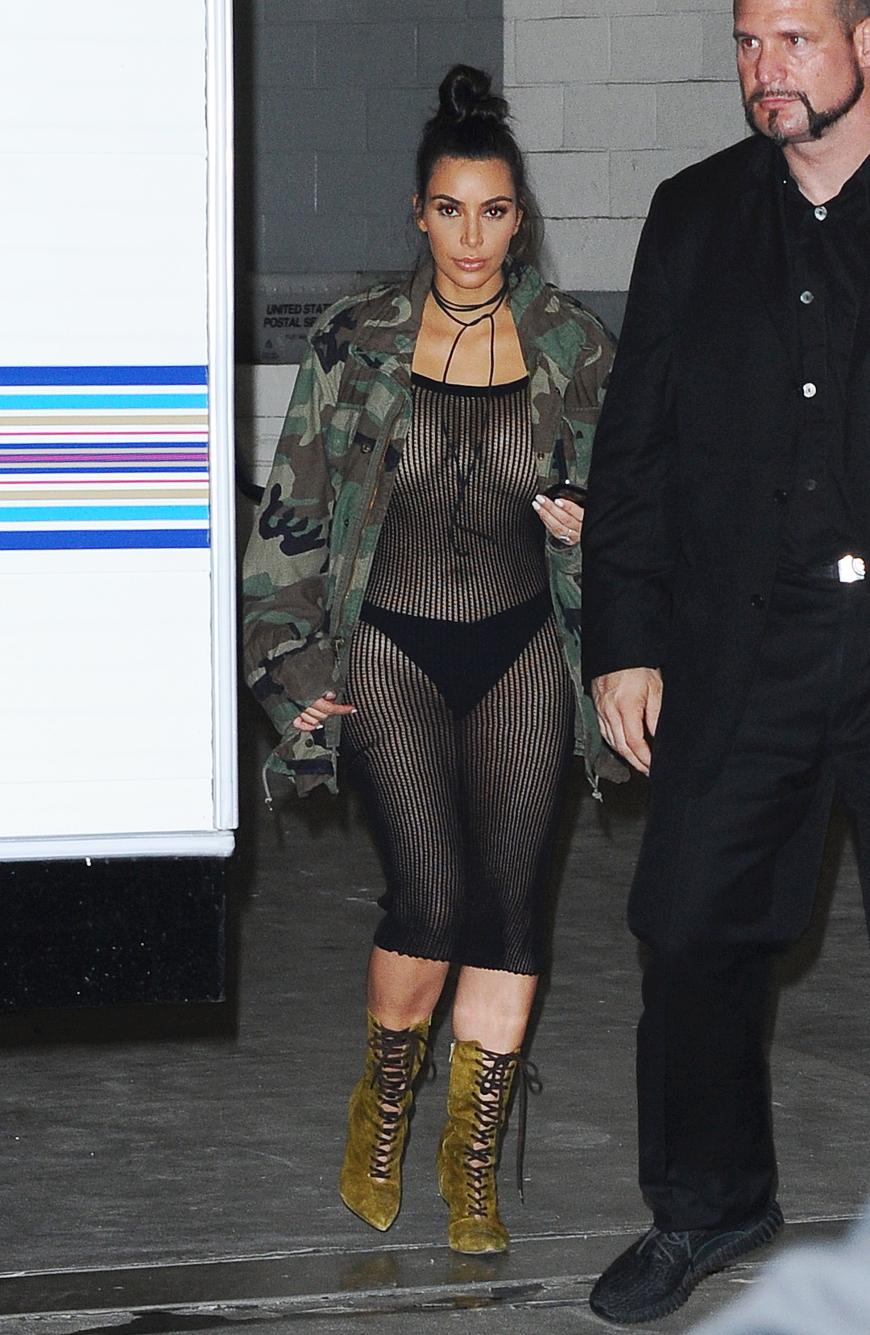 Es ist natürlich mal wieder Kim Kardashian. Eingekleidet wurde sie hier übrigens von ihrem Mann Kanye West. Alle Teile sind aus seiner Adidas-Kollektion