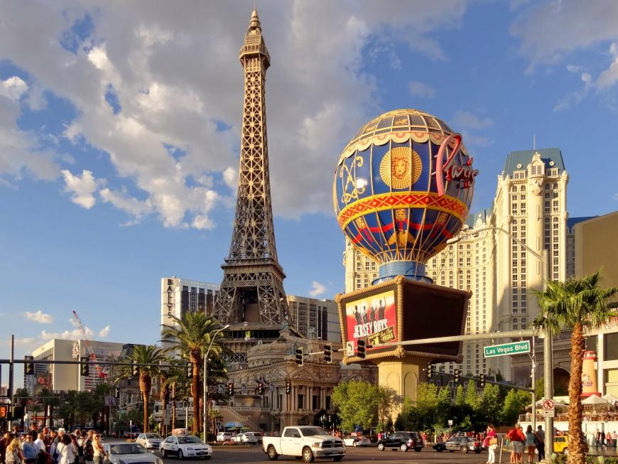 Las Vegas, Baby! In Vegas sind Glitzer, Glamour und aufwendige Shows das normale Tagesgeschäft. Wer hier halt macht, geht auch eine Runde in den exklusiven Casinos zocken – auch die Stars lassen das Kleingeld klimpern.