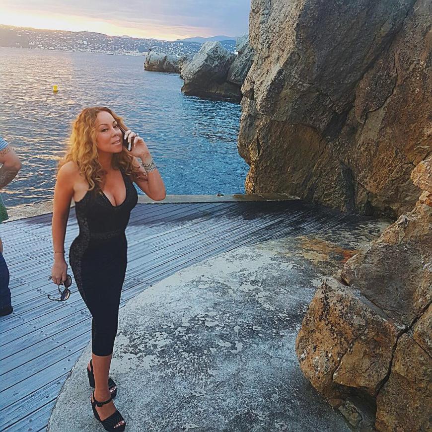 Erstaunlich, dass sich Mariah Carey auch im Urlaub noch in ihre engen Outfits zwängt. Aber wichtige Telefonate müssen ja auch noch geführt werden.
