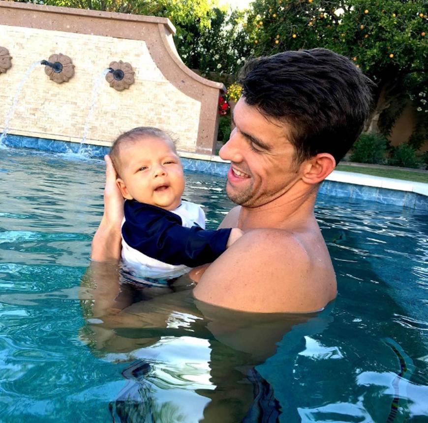 US-Schwimmstar Michael Phelps planscht mit seinem kleinen Sohn Boomer im Pool. Niedlich, der Kleine!