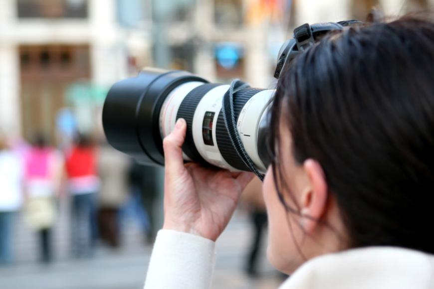 Paparazzi lauern überall – das hat der ein oder andere Prominente schon auf böse Weise erfahren müssen. Sich daran zu gewöhnen ist nicht leicht – aber wie alles andere hat auch das Showgeschäft seine Nachteile.