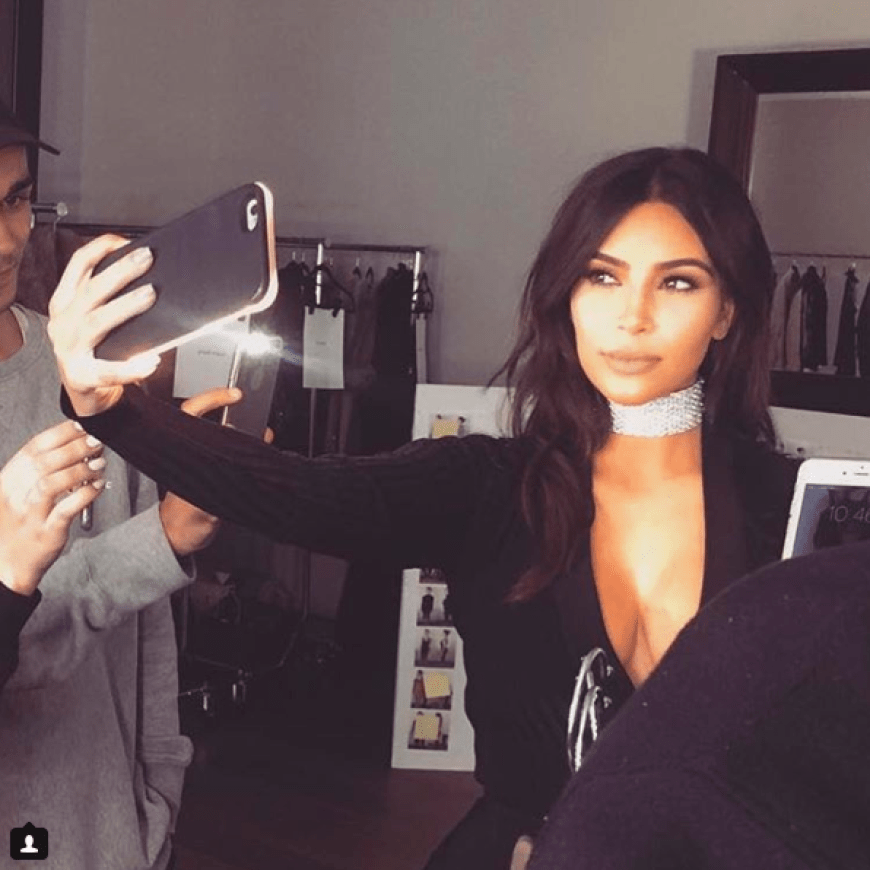 Kim Kardashian löst das Geheimnis um ihre schmale Taille auf.