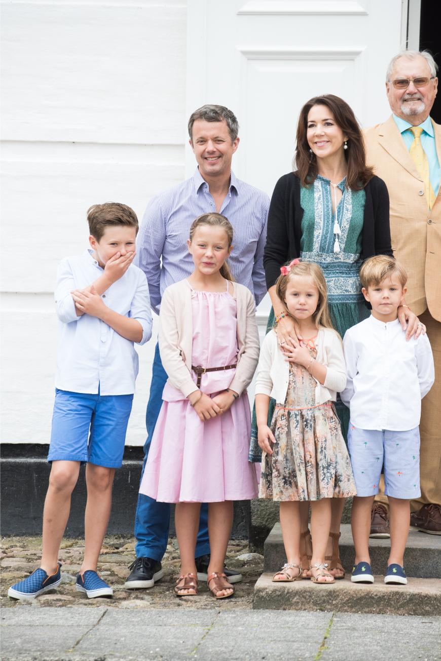 Besonders Prinz Christian fand das Malheur beim Fototermin der dänischen Königsfamilie zum Lachen.