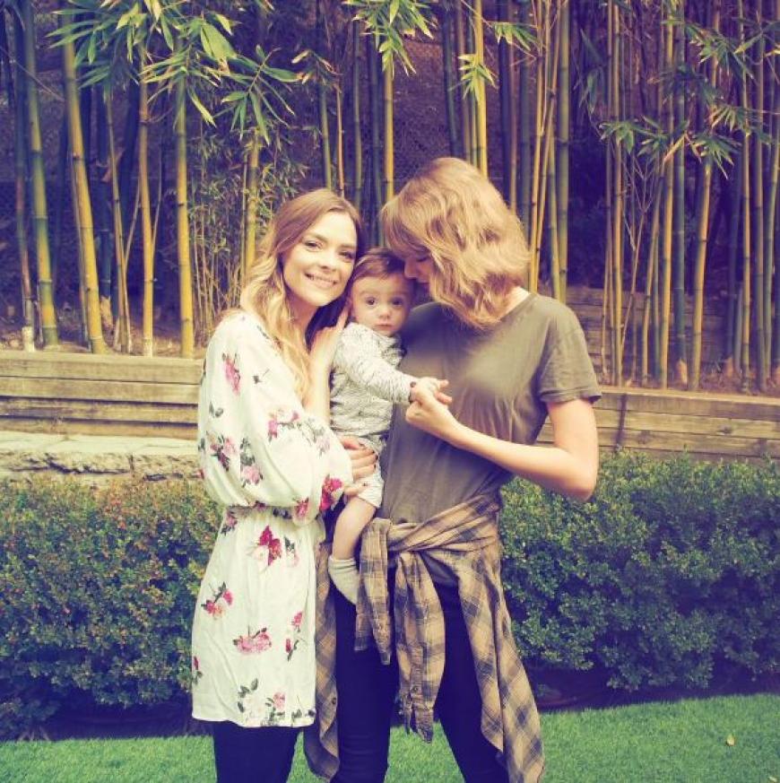 Taylor Swift scheint ganz vernarrt in den Sohn von Jaime King.