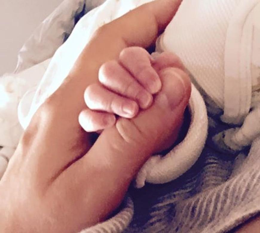 Awww! Diese kleinen Fingerchen gehören Angela Finger-Erbens Baby Anna.