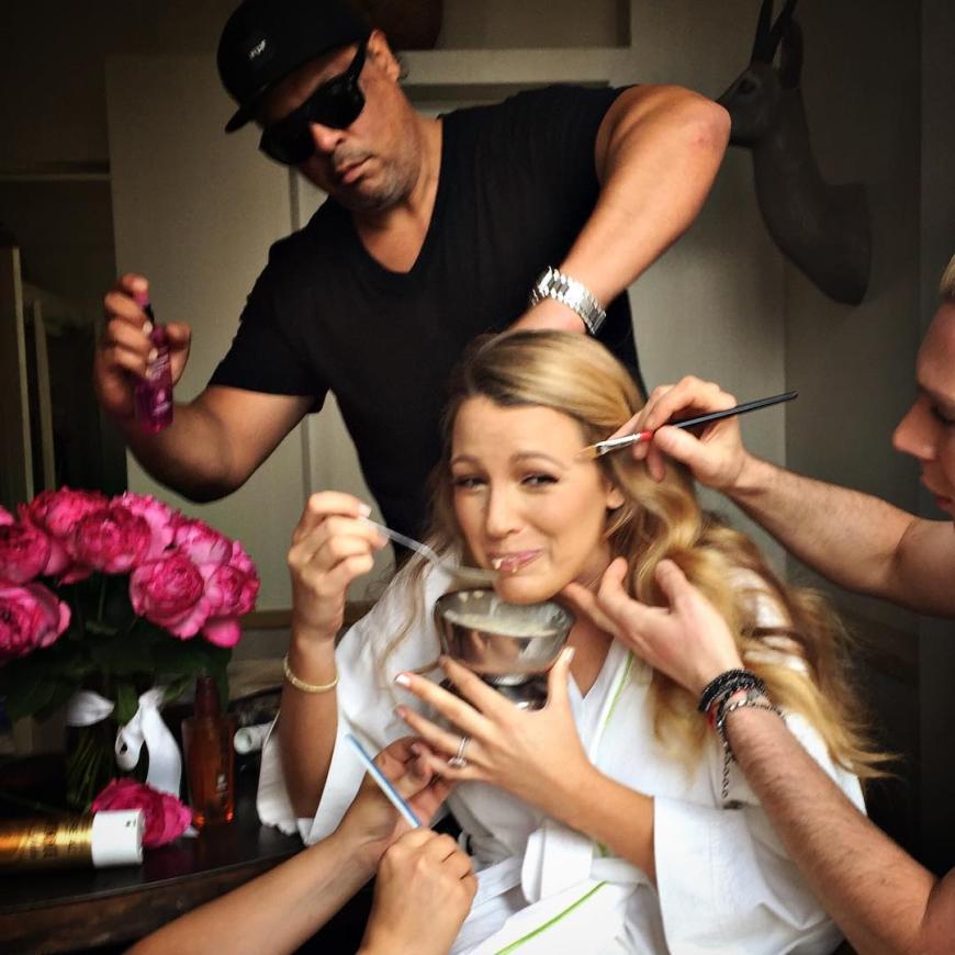 Als werdende Mama hat man so einige Gelüste. Blake Lively stillt ihre einfach direkt in der Maske.