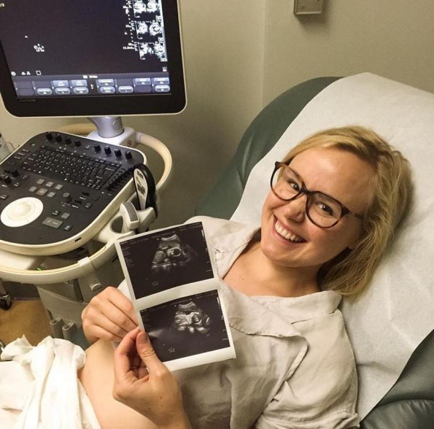 Mit diesem süßen Ultraschall-Foto verkündeten Alison Pill und Joshua Leonard via Instagram die Baby-News.