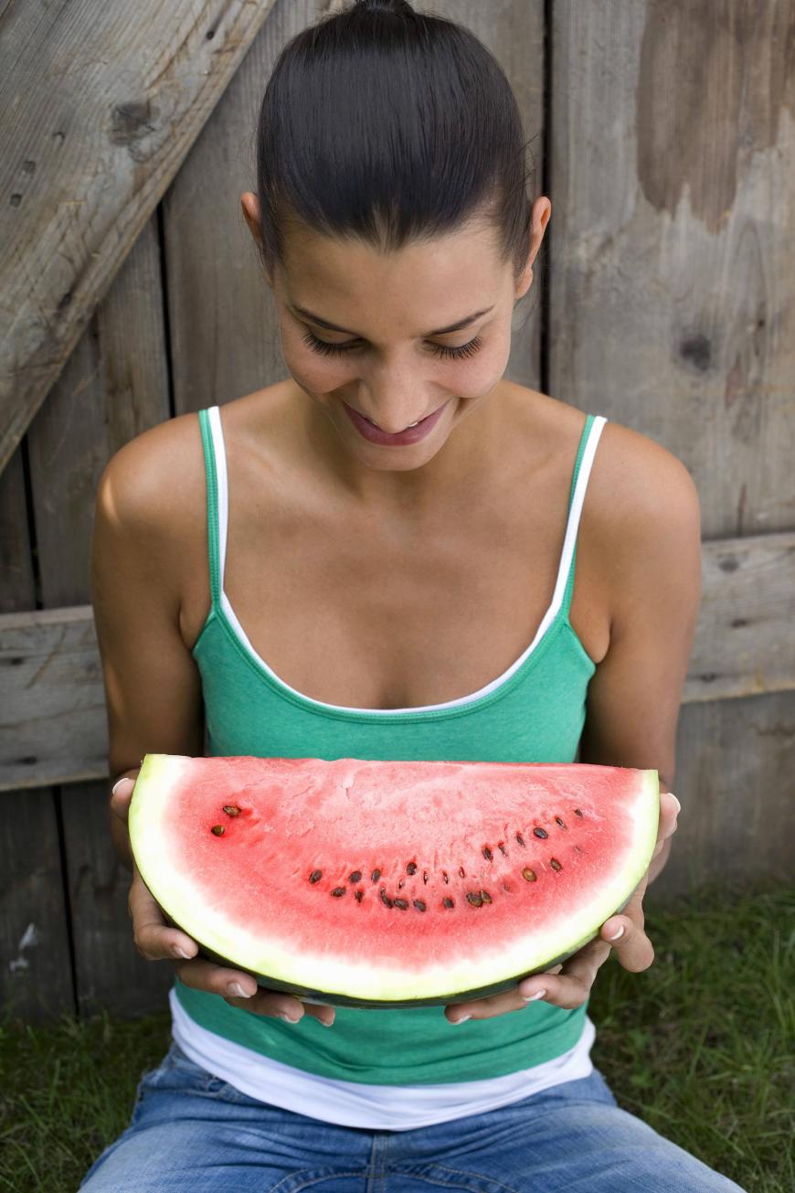 Gute Ernährung ist die halbe Miete: Statt blähender Snacks lieber zur Wassermelone greifen.