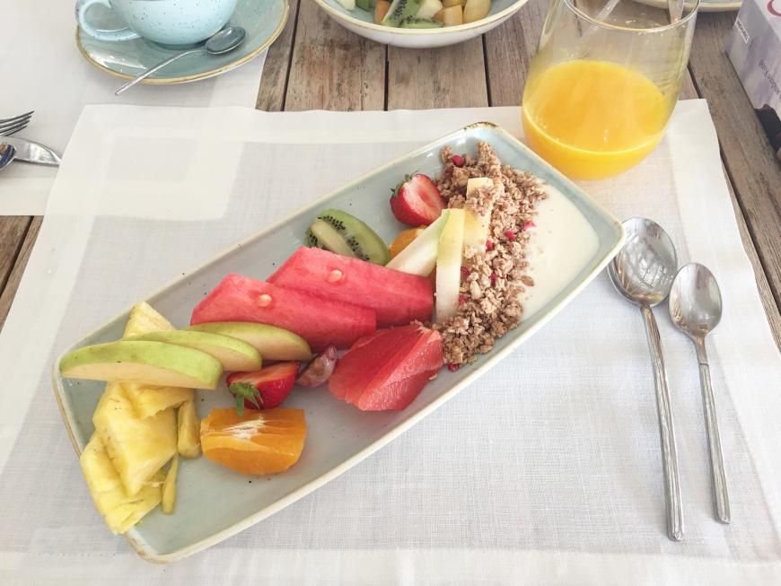 Im Boutique Gecko Hotel wurde mir das Obst an den Tisch gebracht! Was für ein Service! www.geckobeachclub.com
