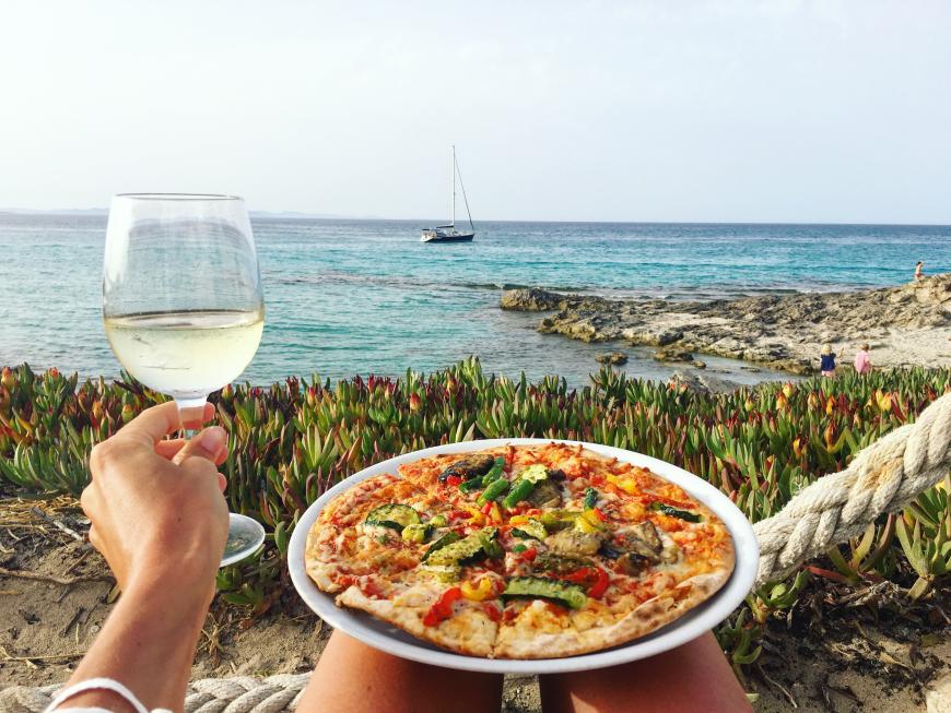 Günstiges Abendessen mit Traumaussicht könnt ihr im Café Rafalet in Es Caló genießen. Meine Top 3 Restaurants sind: A mi Manera www.amimaneraformentera.com, Es Caló www.restauranteescalo.com, Can Carlos www.cancarlos.com