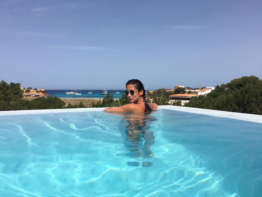 Meer sehen: Im Pool mit Sicht auf die Bucht Cala Soana