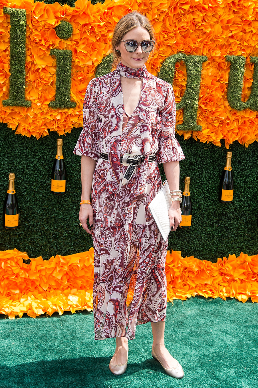 Olivia Palermo freut sich, dass Ballerinas wieder Trend sind und trägt sie zur Outdoor-Party.