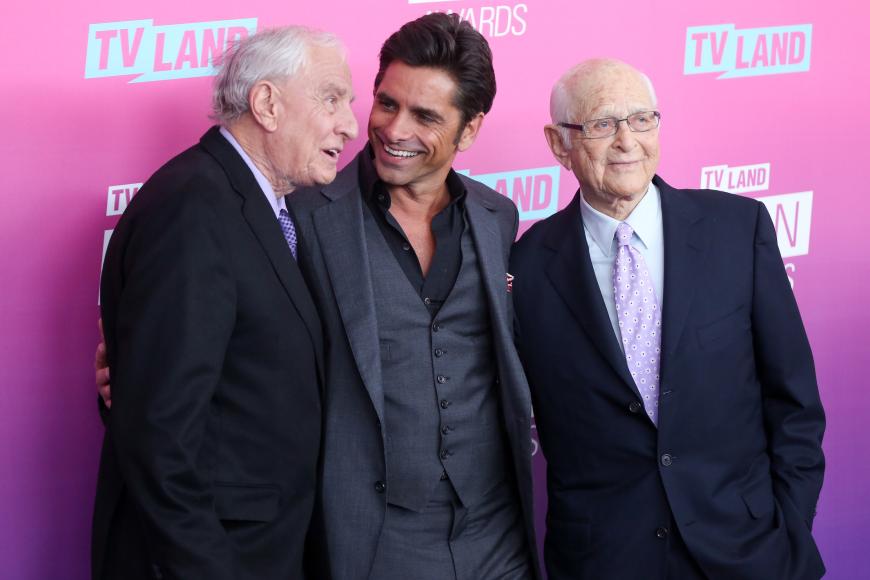 Für viele Stars in Hollywood war er wie ein Vater und Mentor. John Stamos, Ashton Kutcher, Zach Braff - alle sind in tiefer Trauer um Garry Marshall.