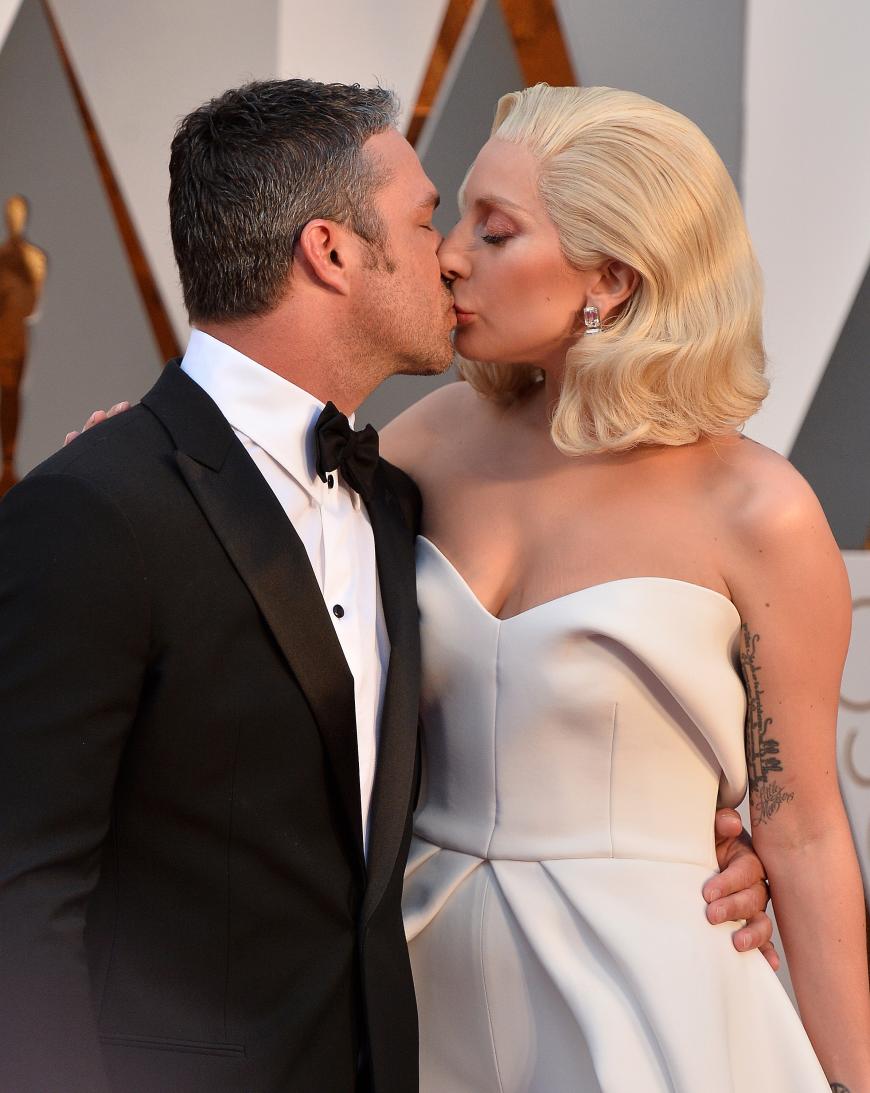 Bei den Oscars knutschten sie und Taylor Kinney noch auf dem Red Carpet, jetzt ist alles aus - vorerst.
