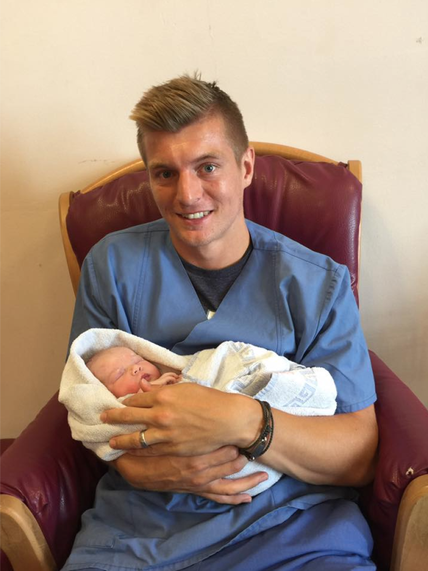 Awww! Toni Kroos ist wieder Papa geworden. Hier zeigt er seine kleine Amelie.