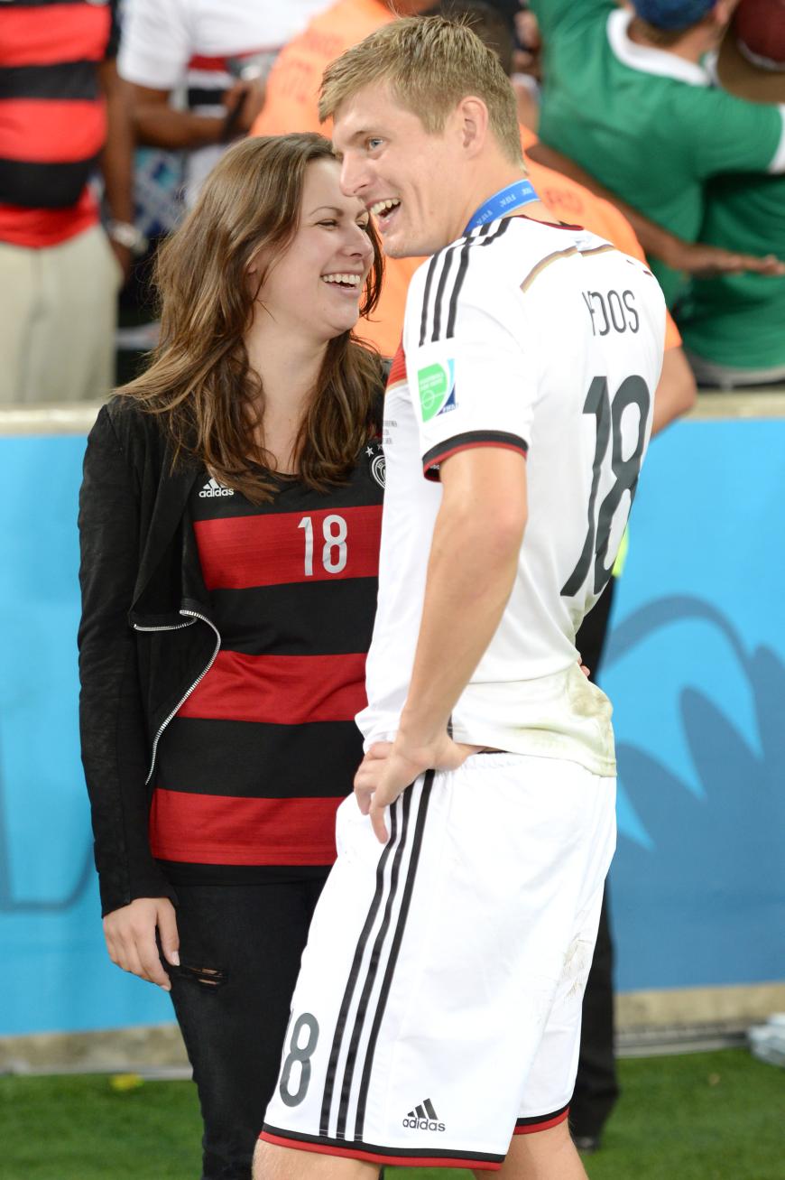 Seine Liebste feierte schon den WM-Titel 2014 mit Toni.