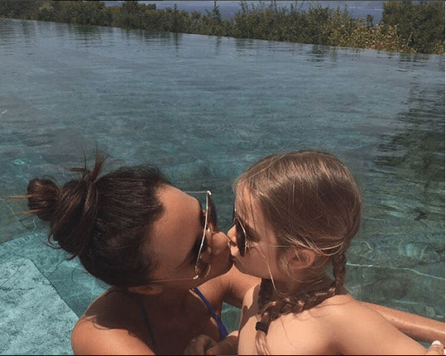 Victoria Beckham sorgte mit diesem unschuldigen Kussfoto von sich mit Tochter Harper auf Instagram für einen Shitstorm.