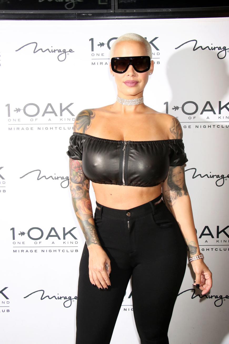 Viel nackte Haut und raspelkurze Haare - diesen Look kennen wir eigentlich von Amber Rose...