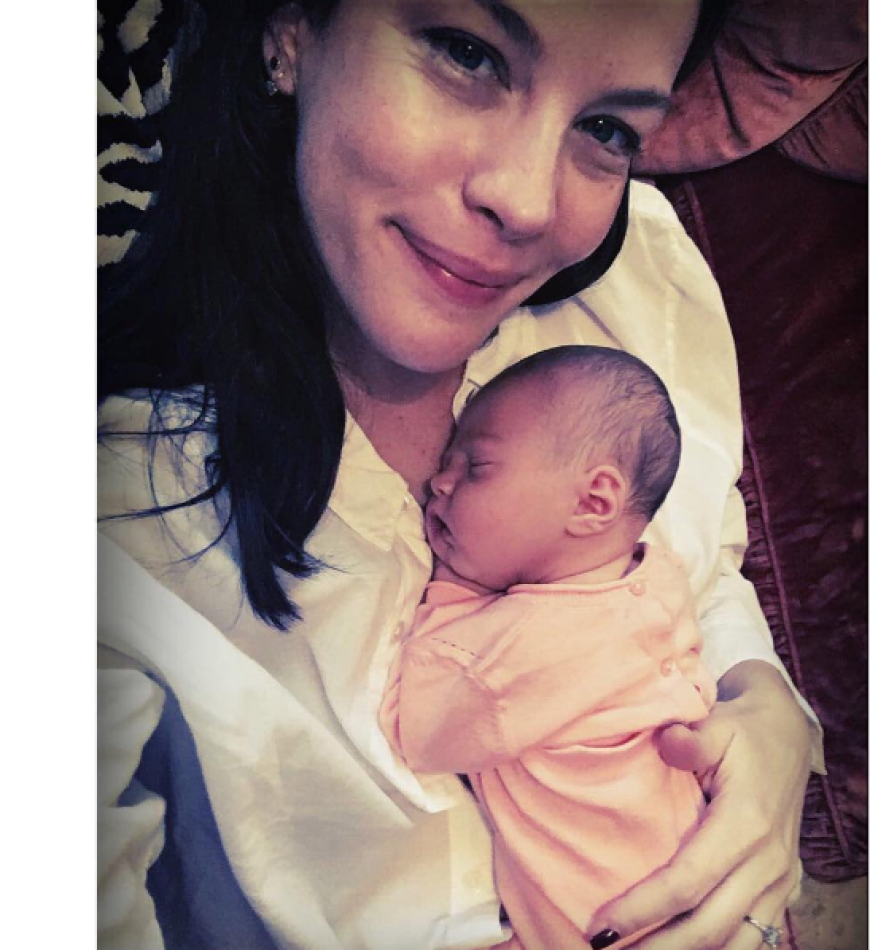 Oh mein Gott, ist das niedlich! Liv Tyler zeigt zum ersten Mal ihre süße Tochter Lula, die am 8. Juli 2016 zur Welt kam.
