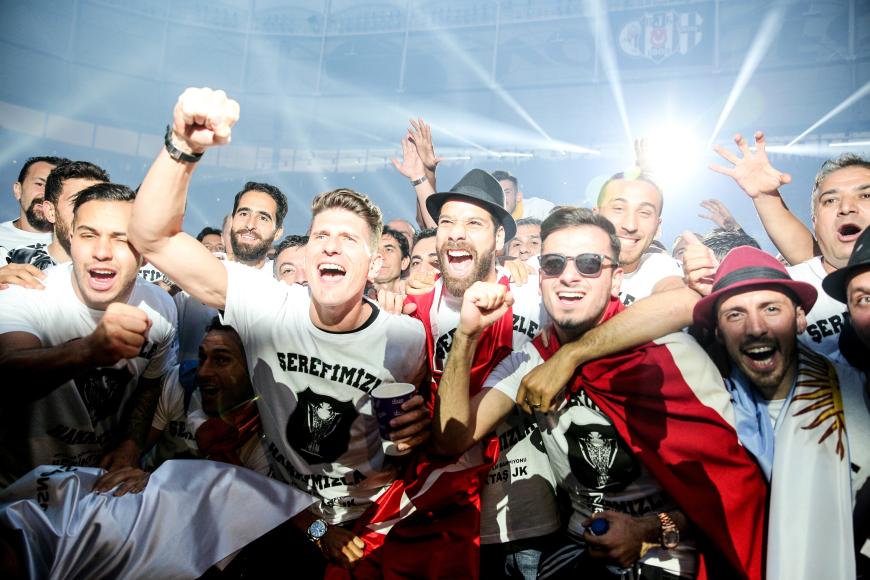 Dabei hatte er so einen guten Run in der Türkei: Er ist mit Beşiktaş türkischer Meister geworden und war der Torschützenkönig der Liga.