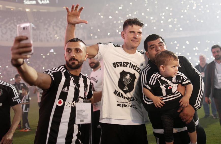 Mario Gomez verlässt seinen Verein Beşiktaş Istanbul nach nur einer Saison wieder und setzt damit ein politisches Statement.