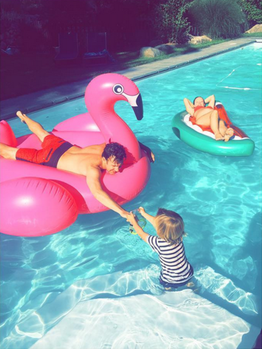 So süß! Olivia Wilde relaxt mit ihrem Ehemann Jason Sudeikis, Sohn Otis und Riesenflamingo im Pool.