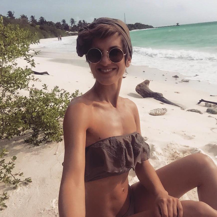 Schauspielerin Isabell Horn lässt es sich am Strand gutgehen. Zu dem Foto schreibt sie: