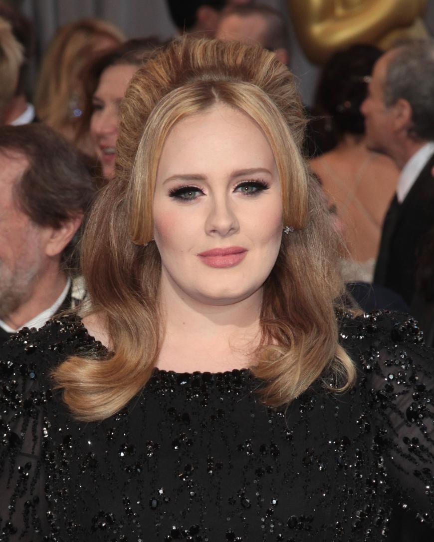 Glamourös und mit perfektem Eyeliner kennen wir Adele eigentlich.