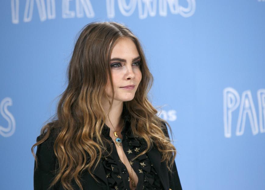 Ihre langen blonden Haare und ihren Augenbrauen waren ihr Markenzeichen als Model. Jetzt hat sich Cara Delevingne die Mähne abgeschnitten.