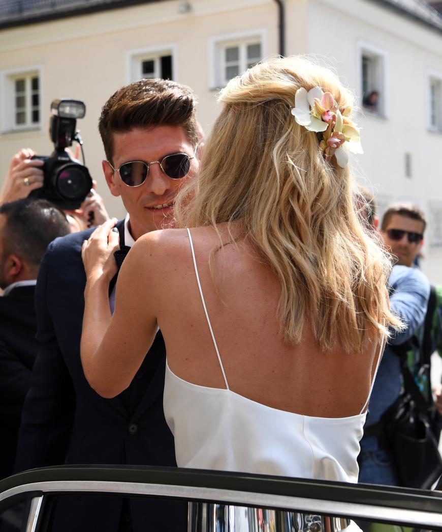 Schlicht aber oho! Die Haare trug Carina leicht zusammengesteckt und mit Blüten verziert. Passend zur Sommer-Hochzeit!