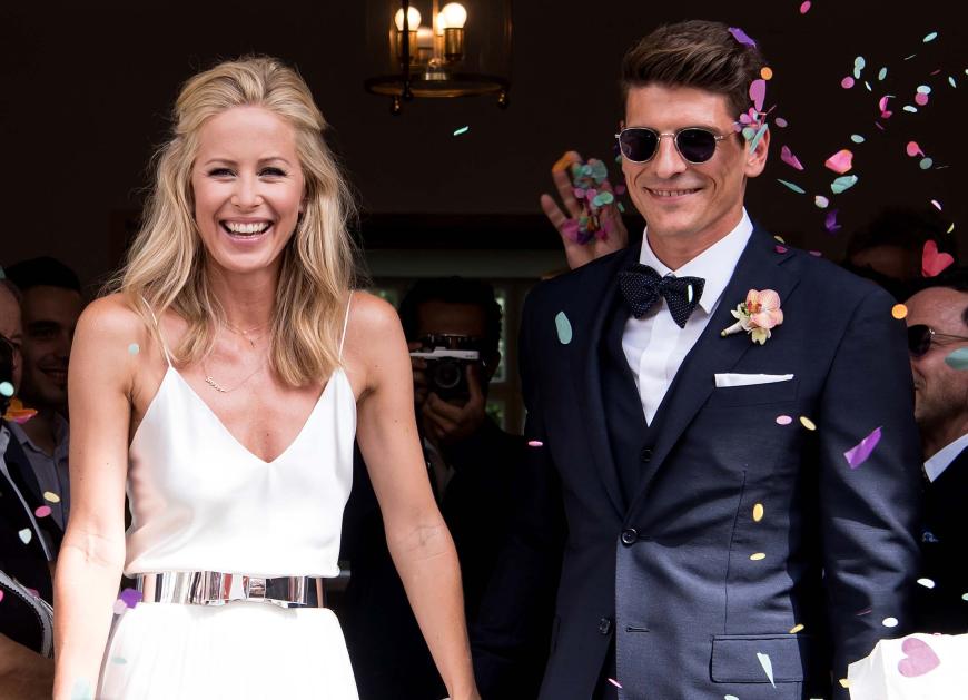 Gestatten, Gomez! Carina Wanzung und Mario Gomez verlassen glücklich und als Mann und Frau das Standesamt in München.