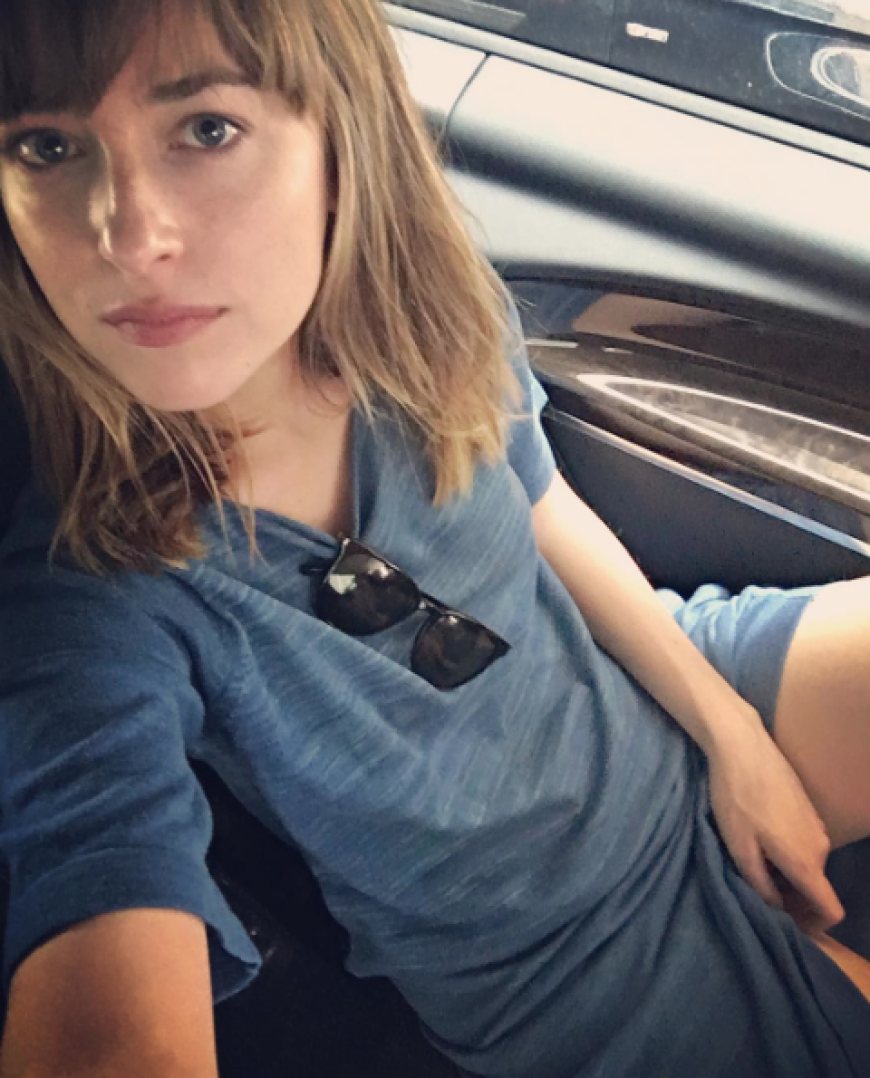 Heiße Aussichten: Dakota Johnson überrascht ihre Fans mit einem sexy Selfie.