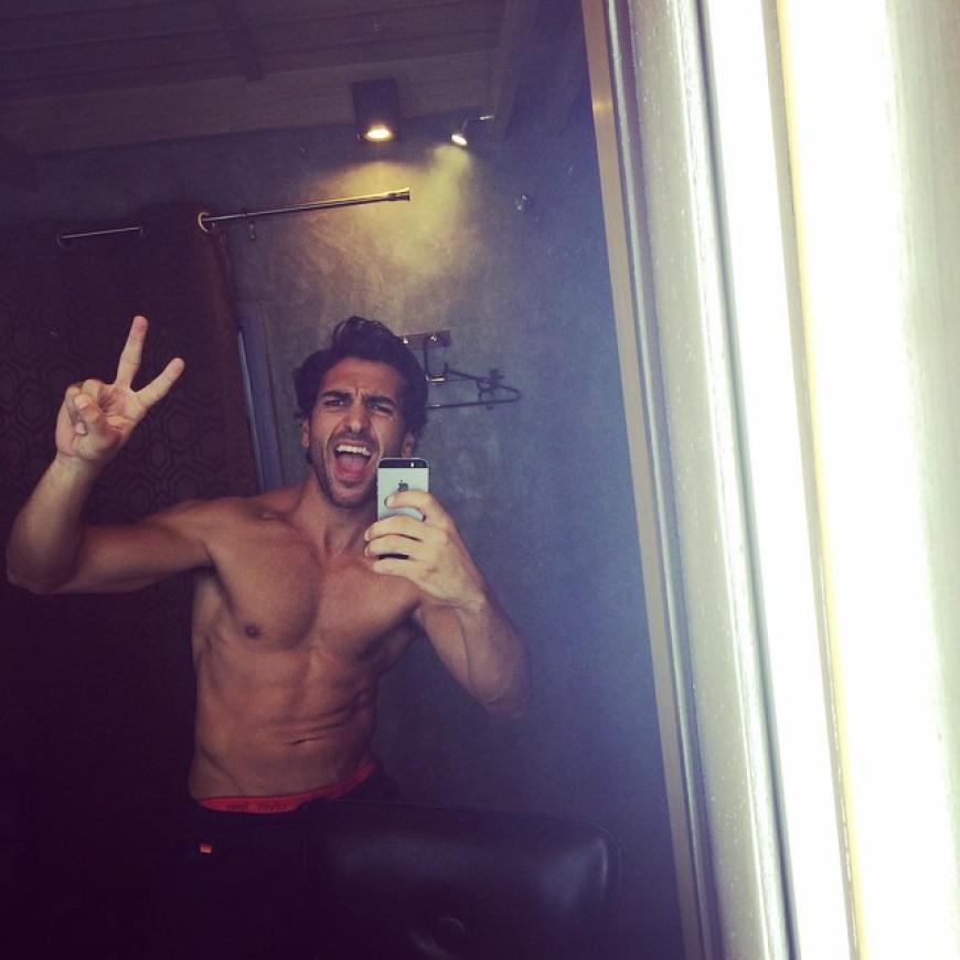 Sixpack-Alarm! Elyas M'Barek weiß seine weiblichen Fans mit heißen Schnappschüssen zu unterhalten.