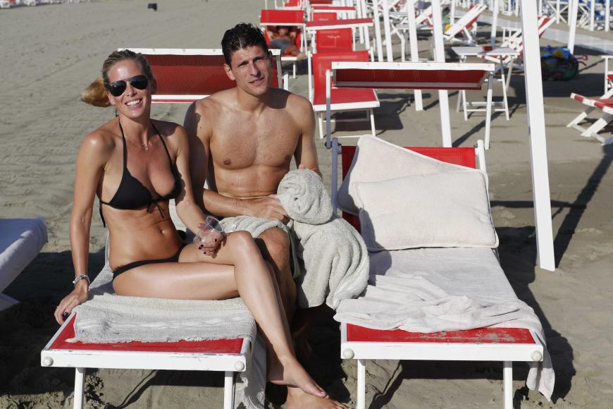 Schluss mit Urlaub, heute wird geheiratet: Mario Gomez heiratet Carina Wanzung.