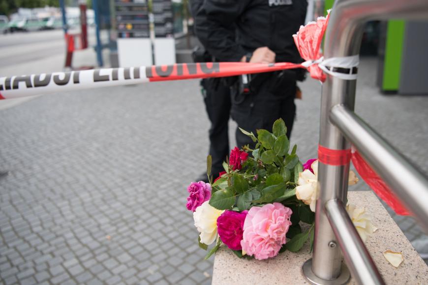 Nach dem Terror in München: Angehörige haben Blumen vor das Olympia-Einkaufszentrum gelegt.