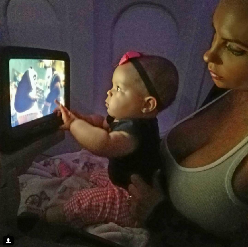 Baby Chanel sitzt im Flugzeug direkt vor dem Bildschirm. Ein No-Go für viele Fans!
