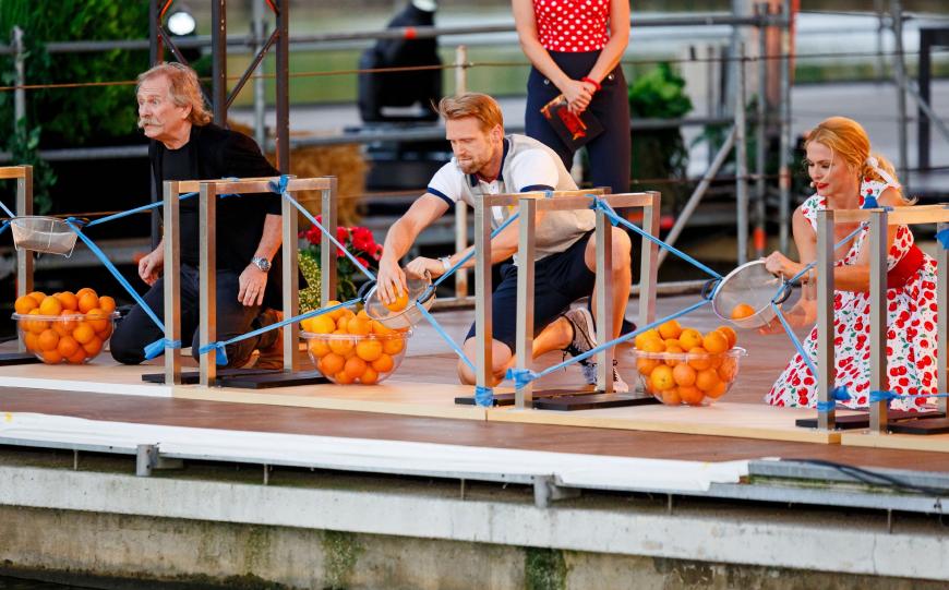Henning Krautmacher, Julius Brink und Sonya Kraus müssen beim Orangen-Weitwurf zeigen, was in ihnen steckt.