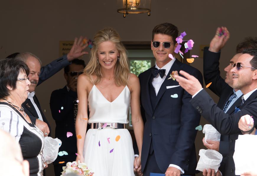 EM-Star Mario Gomez heiratete am 22. Juli 2016 seine Verlobte Carina Wanzung. Zur standesamtlichen Trauung in München trug das bezaubernde Model eine Sonderanfertigung des Labels Kaviar Gauche samt Metallgürtel mit Schleifen-Optik und einer zarten goldenen