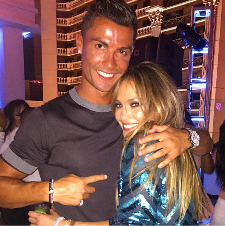 Dicke Freunde! Für J.Los 47. Geburtstag flog der Star-Kicker Cristiano Ronaldo extra nach Las Vegas, um seiner guten Freundin persönlich zu gratulieren.