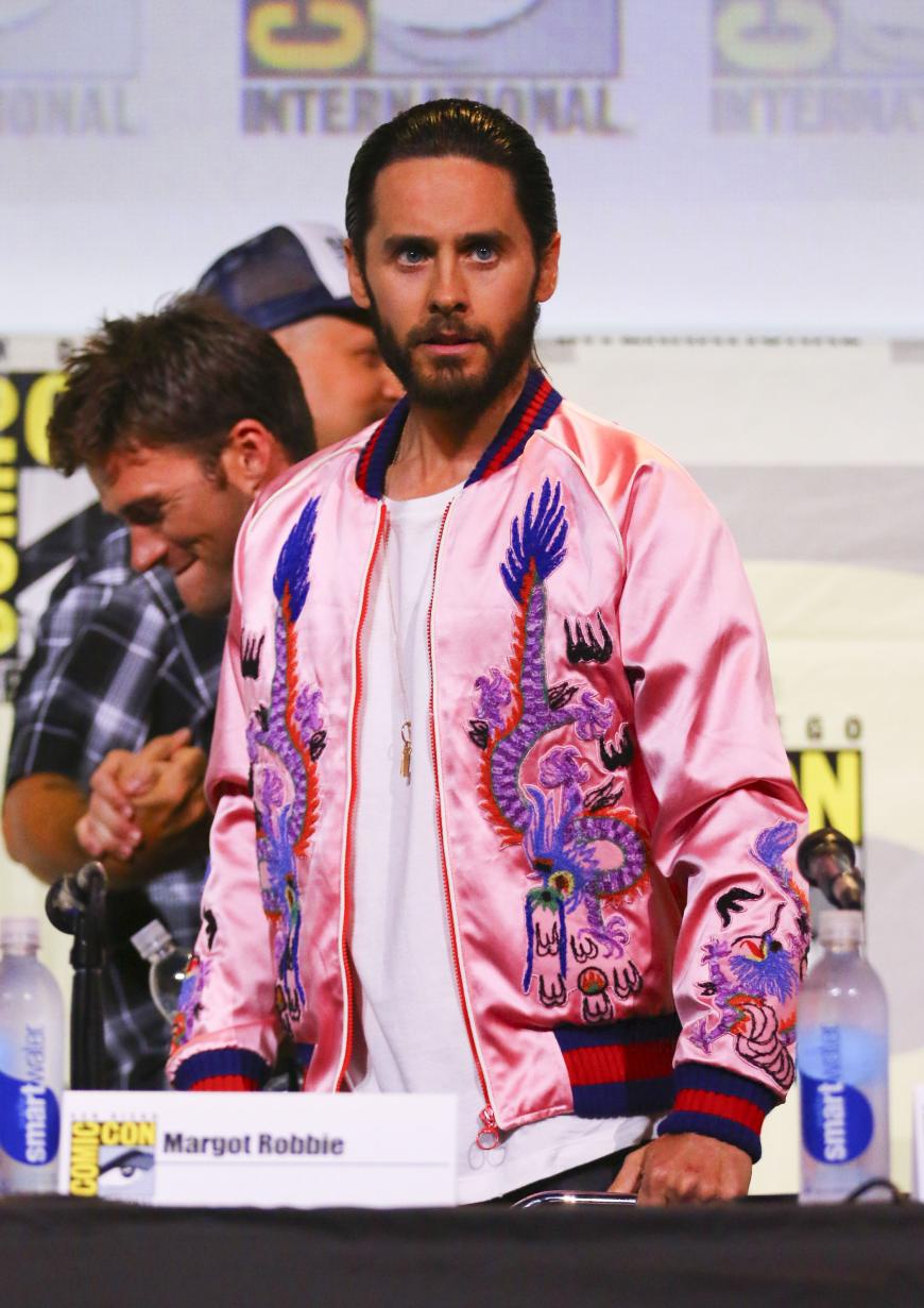 Er kann einfach alles tragen, oder? Jared Leto in einem rosafarbenen Bomber mit Asia-Print