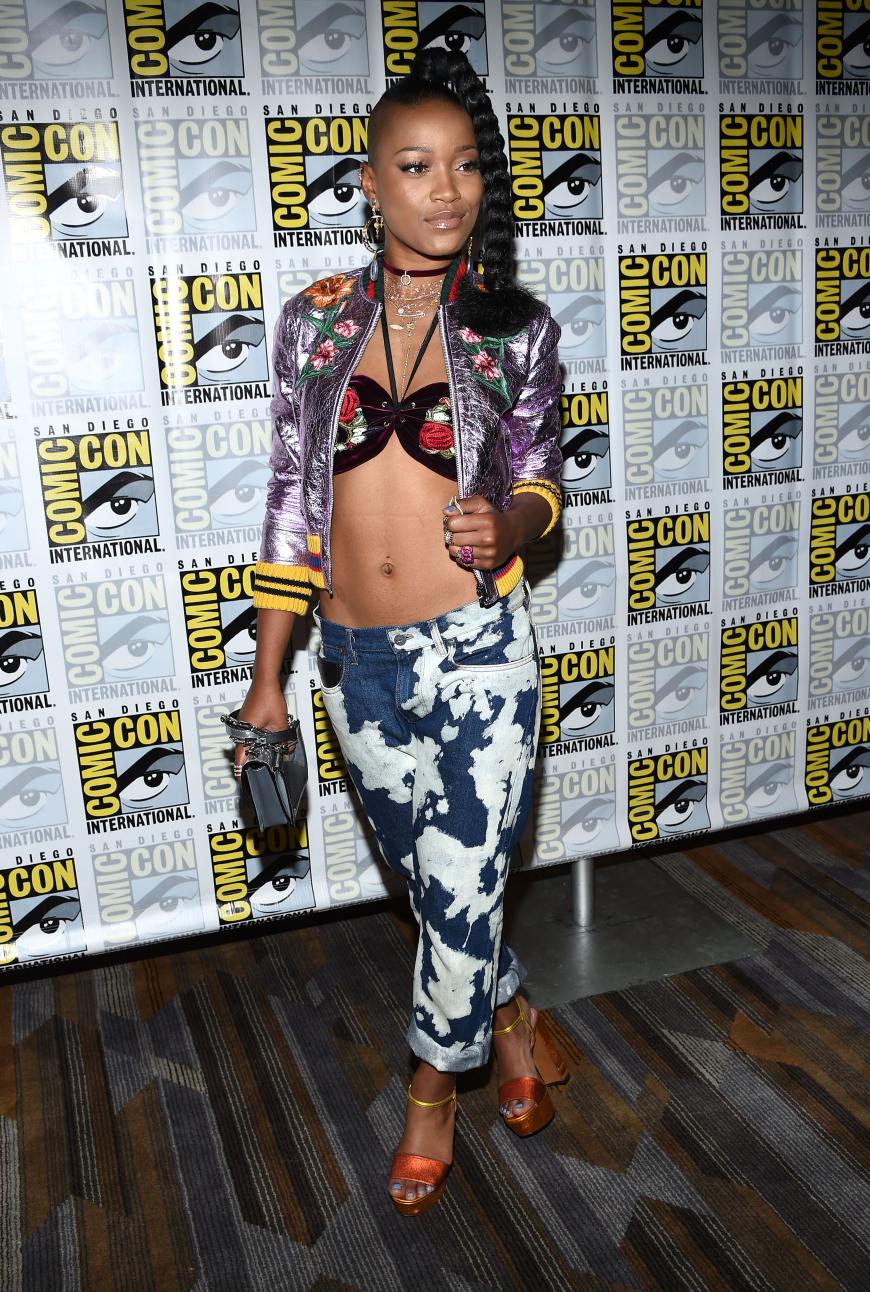 Keke Palmer besucht die Comic Con in einem sexy Look aus Batik-Jeans, Bikini-Oberteil und Print-Bomber