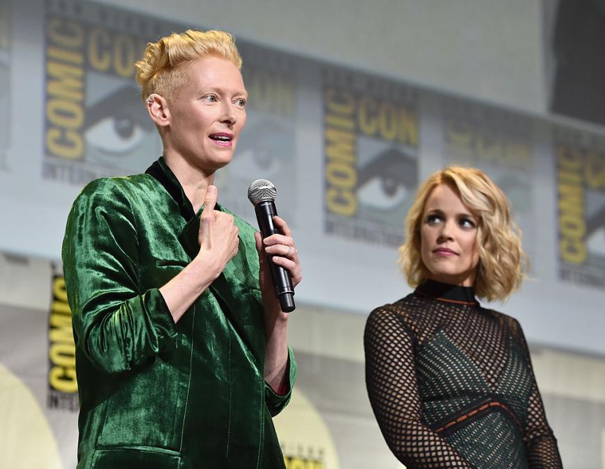Na, wer ist hier Fan von wem? Rachel McAdams lauscht der Rede von Kollegin Tilda Swinton ganz aufmerksam.